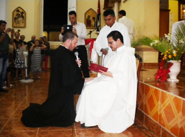 Yoandri Silva Calzadilla professes first vows before Aldo Marcelo Cáceres, O.S.A., Superior of the Cuban Delegation. 